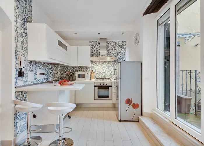 Guesthost - Coverciano Modern With Patio!